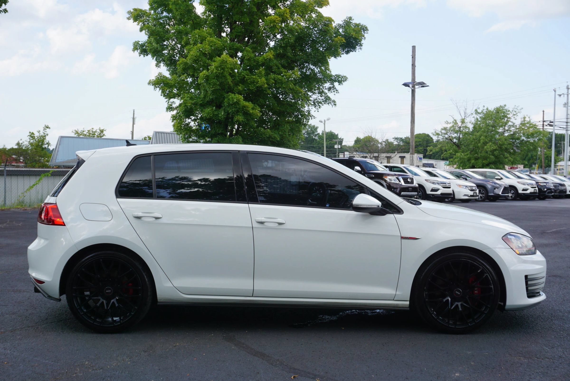 Used 2017 Volkswagen GTI SE FWD image 6