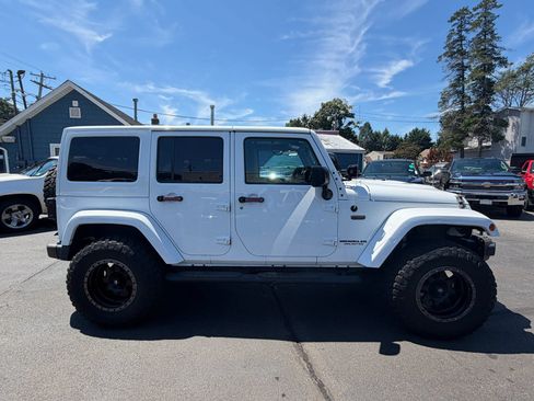 Used 2017 Jeep Wrangler Unlimited Sahara AWD/4WD image 6