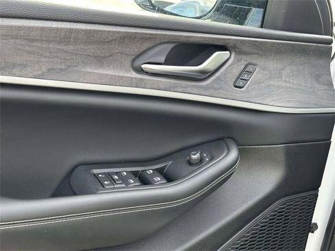 Certified 2023 Jeep Grand Cherokee Limited w/ Black Appearance Package image 14