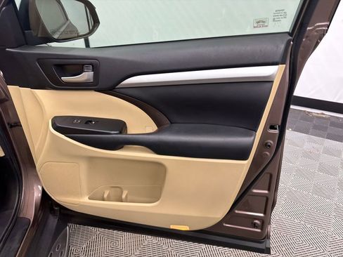 Used 2017 Toyota Highlander XLE image 15