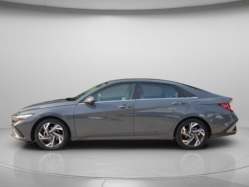 Used 2024 Hyundai Elantra Limited FWD image 3