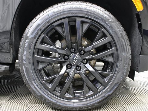 Used 2023 Chevrolet Suburban Premier image 8