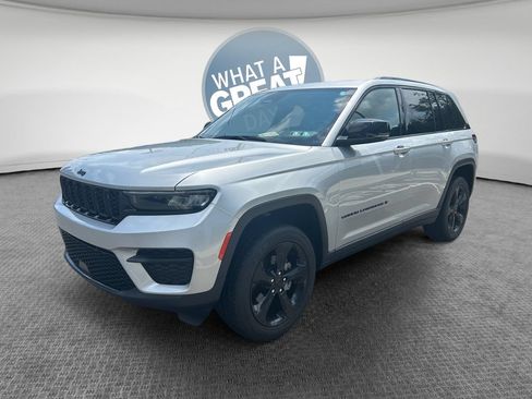 Certified 2023 Jeep Grand Cherokee Altitude AWD/4WD image 8