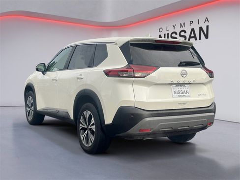 Used 2023 Nissan Rogue SV image 3