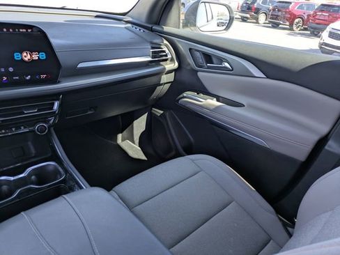 Used 2025 Chevrolet Traverse LT image 15