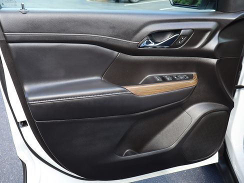 Used 2023 GMC Acadia SLE FWD image 27