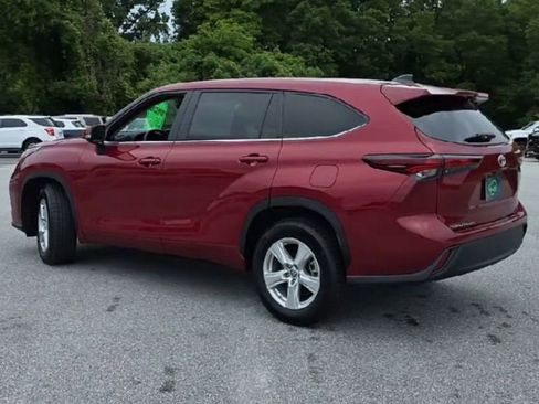 Used 2024 Toyota Highlander LE FWD image 6