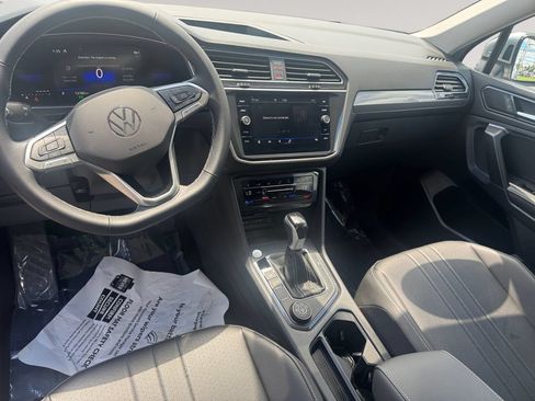 Used 2024 Volkswagen Tiguan SE w/ Panoramic Sunroof Package AWD/4WD image 10