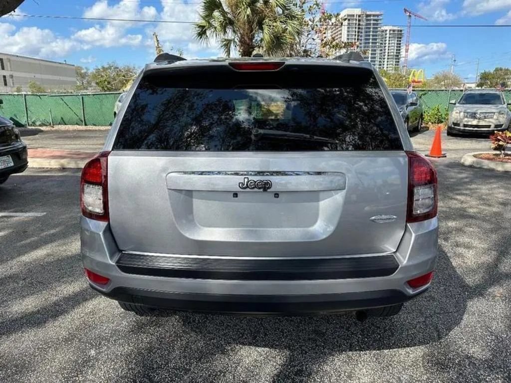 Used 2016 Jeep Compass Latitude FWD image 10