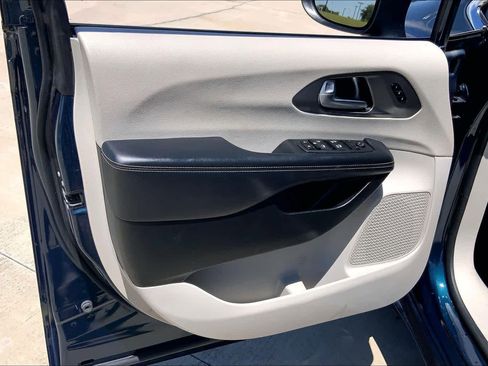 Used 2023 Chrysler Pacifica Touring-L FWD image 22