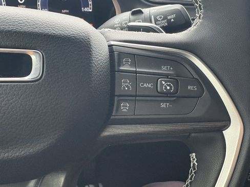 Used 2025 Jeep Grand Cherokee Limited w/ Luxury Tech Group II image 7