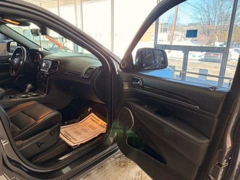 Used 2019 Jeep Grand Cherokee Overland AWD/4WD image 15
