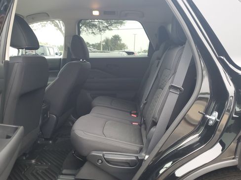 Used 2025 Nissan Pathfinder S image 11