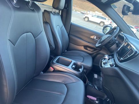 New 2026 Chrysler Pacifica Select image 9