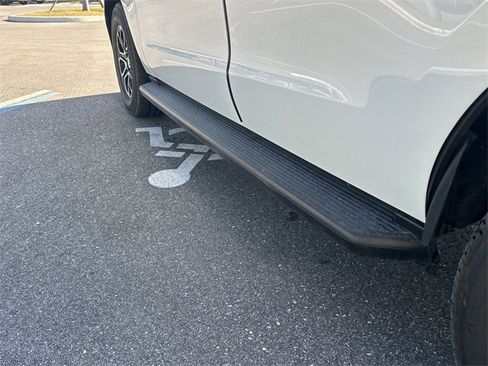 Used 2022 Ford Expedition XLT image 13