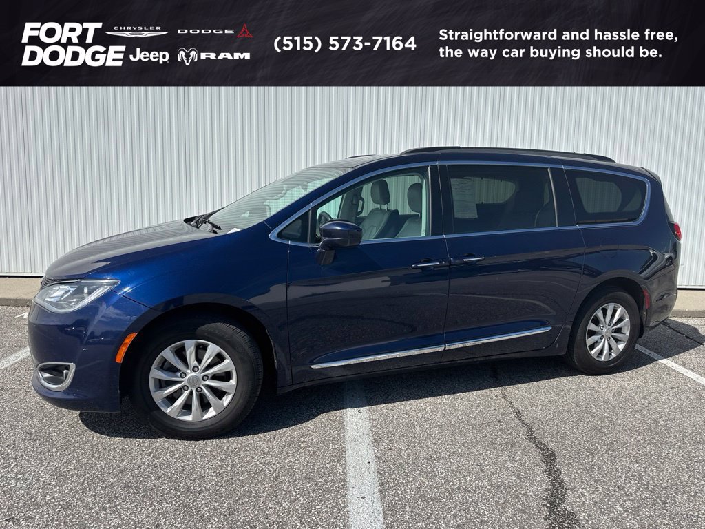 Used 2017 Chrysler Pacifica Touring-L FWD image 1