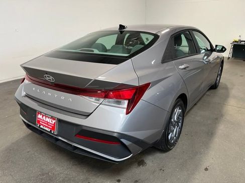 Used 2024 Hyundai Elantra SEL FWD image 3