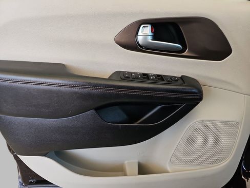 Used 2017 Chrysler Pacifica Touring-L image 32