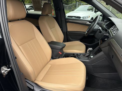 Used 2024 Volkswagen Tiguan SE w/ Panoramic Sunroof Package image 35