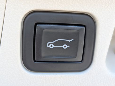 Used 2022 GMC Acadia Denali w/ Denali Ultimate Package FWD image 18