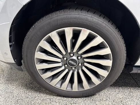 Used 2019 Lincoln Navigator Reserve AWD/4WD image 3