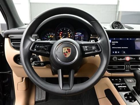 Certified 2025 Porsche Macan AWD/4WD image 8