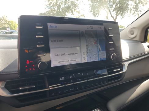 Used 2023 Toyota Sienna Limited image 22