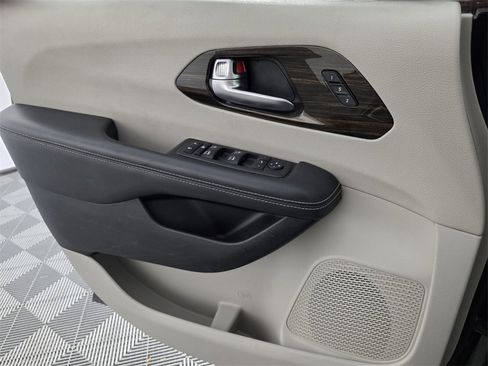 Used 2023 Chrysler Pacifica Limited image 29