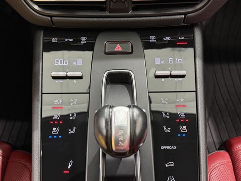Certified 2023 Porsche Macan S AWD/4WD image 40