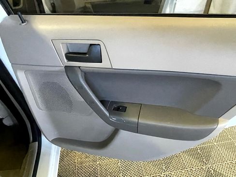 Used 2010 Ford Focus SE image 16