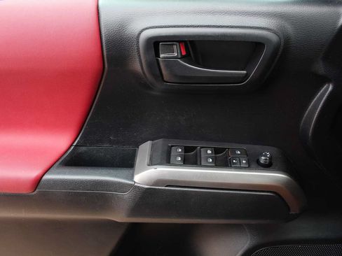 Used 2021 Toyota Tacoma SR5 AWD/4WD image 35