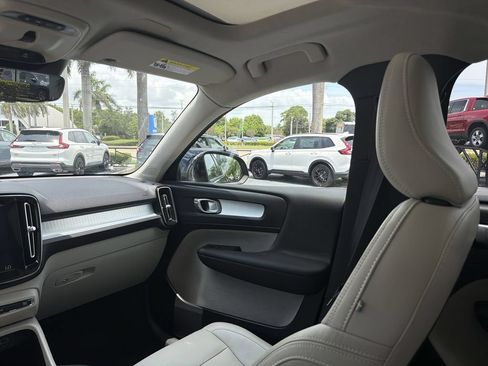 Used 2020 Volvo XC40 T5 Momentum w/ Protection Package Premier AWD/4WD image 11