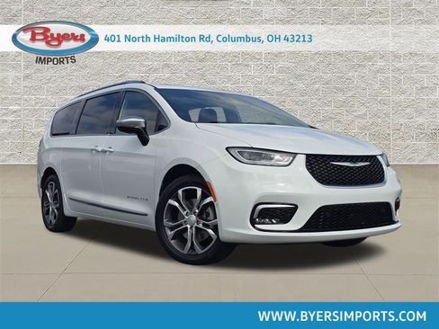 Used 2026 Chrysler Pacifica Pinnacle w/ Trailer Tow Group AWD/4WD image 1