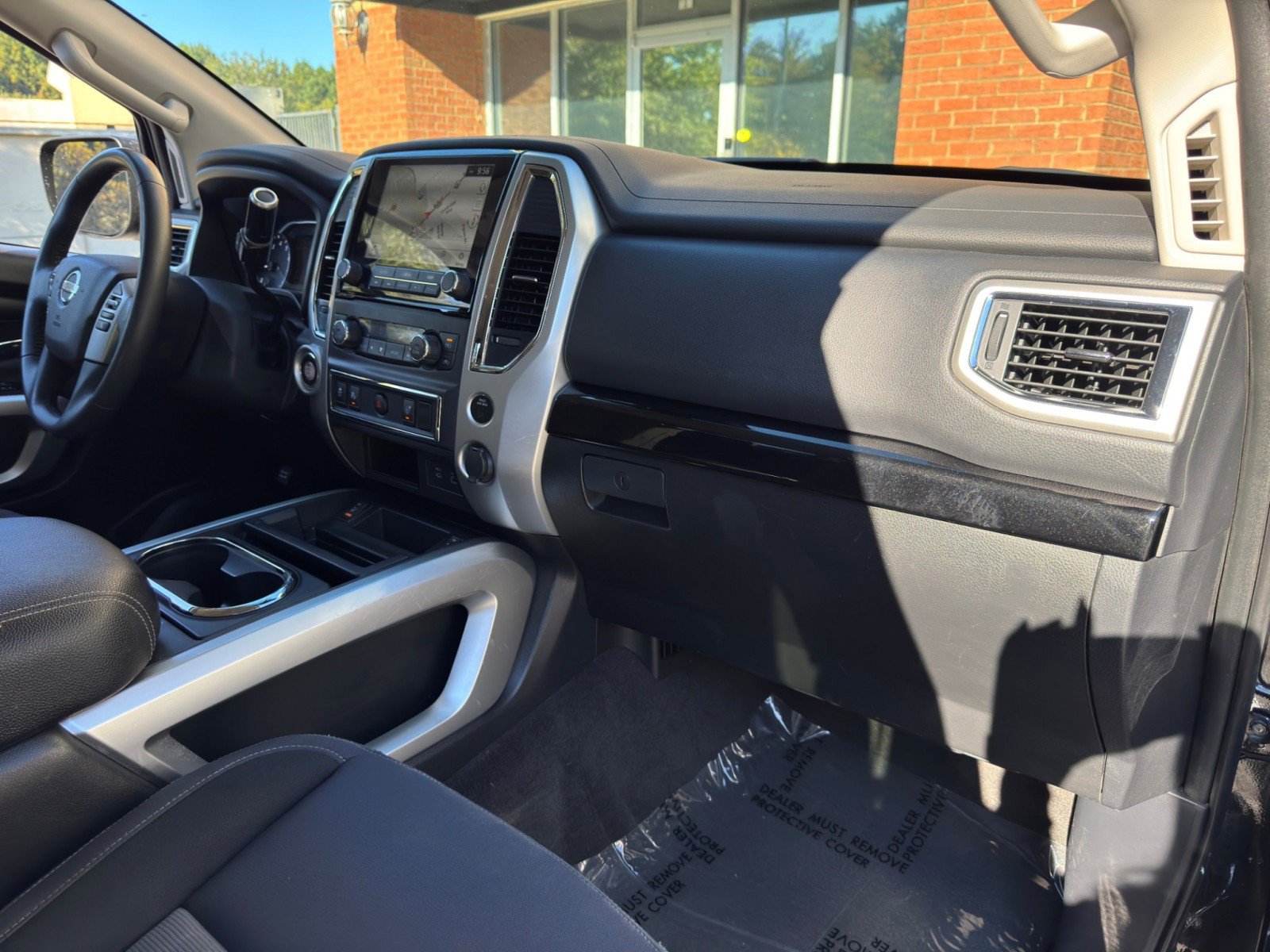 Used 2021 Nissan Titan SV w/ SV Convenience Package RWD image 12