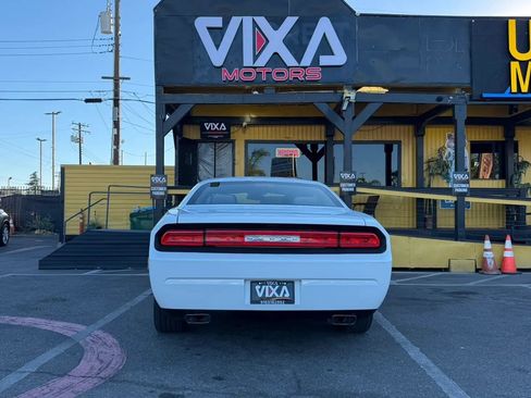 Used 2012 Dodge Challenger SXT RWD image 6