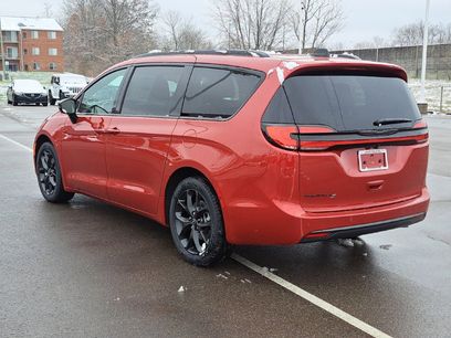 New 2026 Chrysler Pacifica Select w/ S Appearance Package