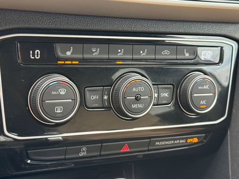 Certified 2022 Volkswagen Atlas Cross Sport SE image 34