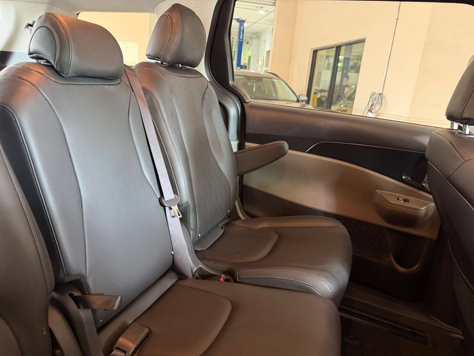 Used 2026 Kia Carnival FWD image 35