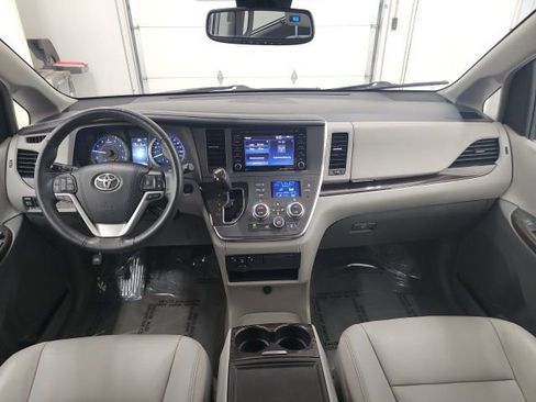 Used 2018 Toyota Sienna XLE image 31