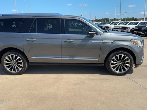 Used 2021 Lincoln Navigator L Reserve AWD/4WD image 2