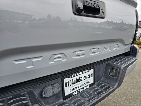 Used 2018 Toyota Tacoma TRD Off-Road AWD/4WD image 11