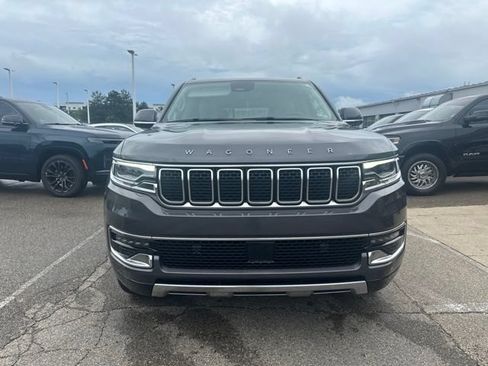 Used 2022 Jeep Wagoneer Series III w/ Premium Group I AWD/4WD image 2