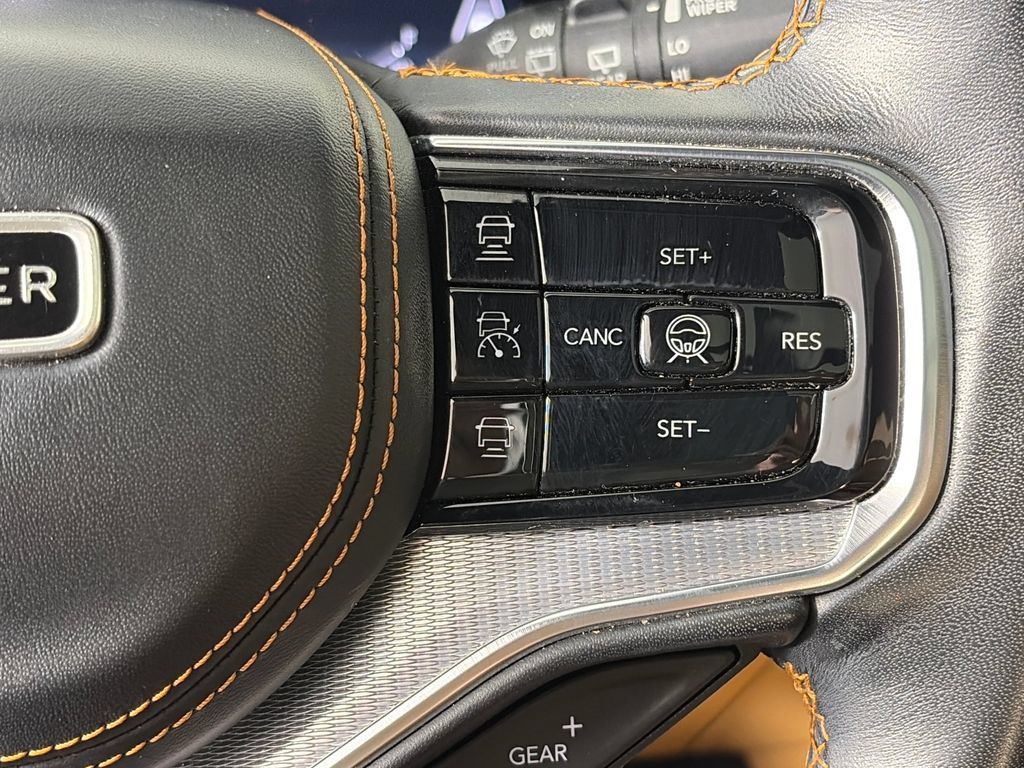 Used 2023 Jeep Grand Wagoneer Series III AWD/4WD image 18