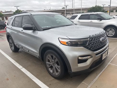 Used 2023 Ford Explorer XLT w/ Equipment Group 202A image 3