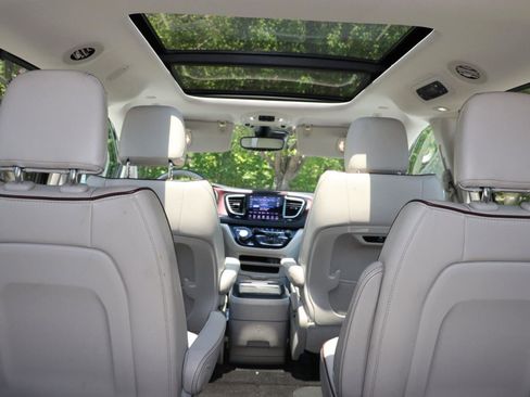 Used 2019 Chrysler Pacifica Limited w/ Advanced Safetytec Group FWD image 10