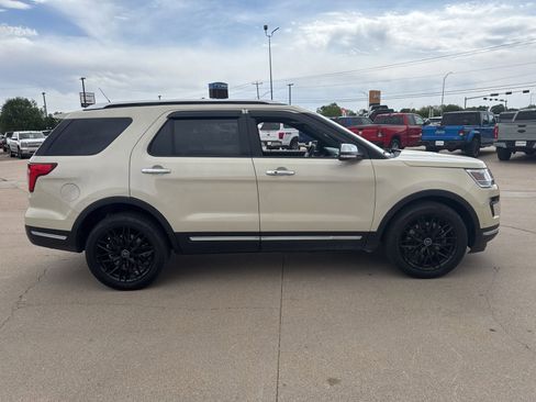 Used 2018 Ford Explorer Platinum AWD/4WD image 9