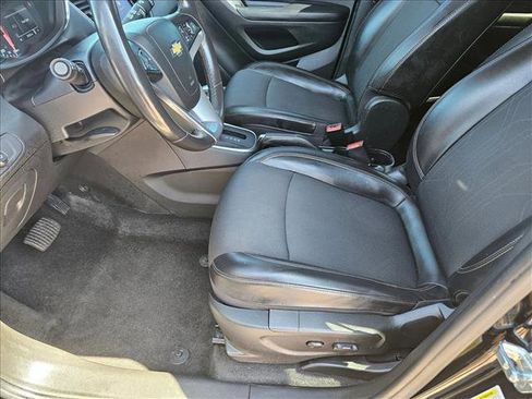 Used 2021 Chevrolet Trax LT w/ Midnight Edition FWD image 15