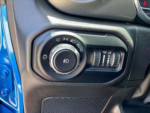 Used 2022 Jeep Wrangler Unlimited Sahara w/ LED Lighting Group AWD/4WD image 13