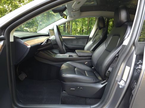 Used 2025 Tesla Model Y Long Range RWD image 12
