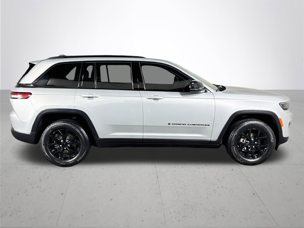 Used 2025 Jeep Grand Cherokee Altitude AWD/4WD image 5
